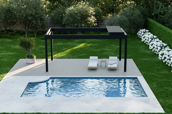 Freistehende Pergola aus Aluminium mit zwei Liegen an einem Pool im Garten