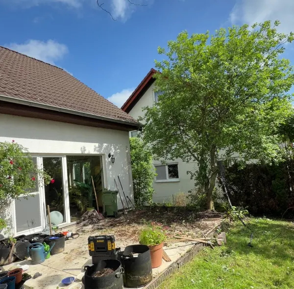 Terrasse mit Baum und alter Abgrenzung vor dem Umbau